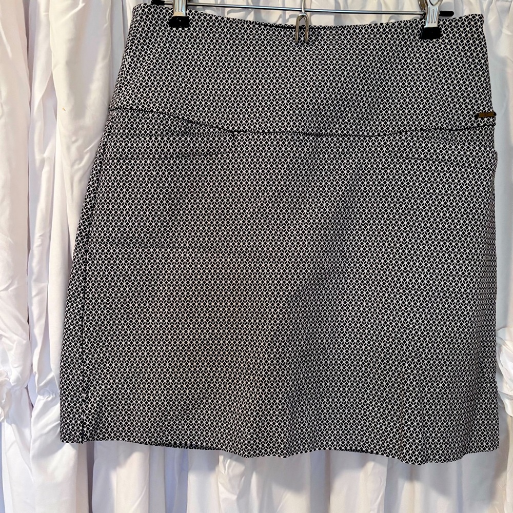 Elegant Women's Black and White‎ Skort